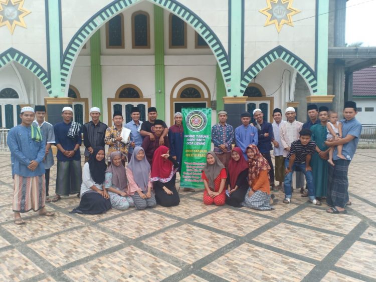 Karang Taruna Desa Lidung Sarolangun, bagikan sembako untuk masyarakat, Jumat (20/11). FOTO: IST