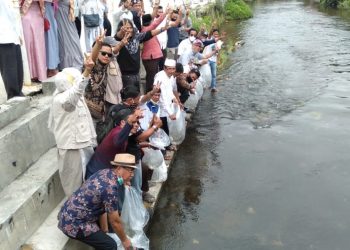 Syafril Nursal kembali Tebar Benih Ikan Semah di Sungai Kerinci