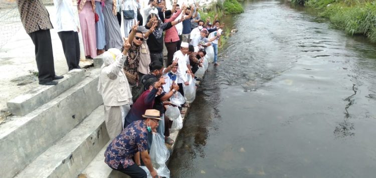 Syafril Nursal kembali Tebar Benih Ikan Semah di Sungai Kerinci