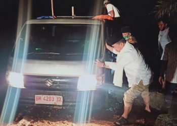Lihat Kondisi Masyarakat, Al Haris Lalui Jalan Berlumpur dan Ikut Dorong Mobil
