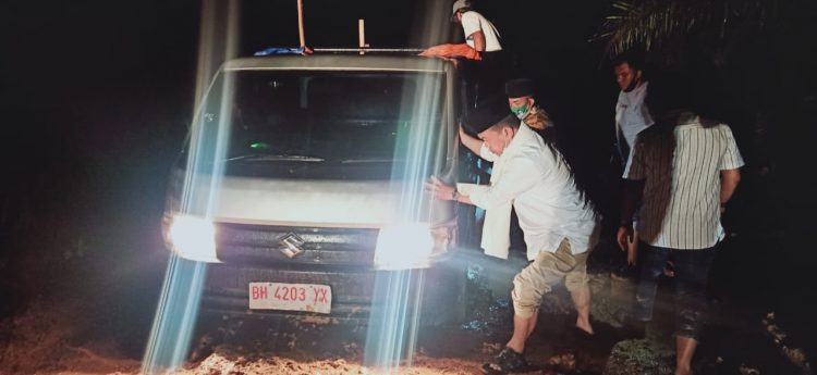 Lihat Kondisi Masyarakat, Al Haris Lalui Jalan Berlumpur dan Ikut Dorong Mobil