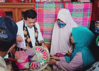 Kunjungi Pusat Anyaman di Rawang, Al Haris Disambut Riuh Pengrajin dan Mak-Mak