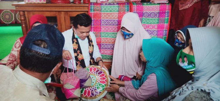 Kunjungi Pusat Anyaman di Rawang, Al Haris Disambut Riuh Pengrajin dan Mak-Mak
