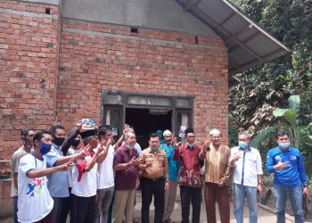 Silaturahmi ke Desa Muhajirin, Al Haris Berdiskusi dengan Warga Soal Karet
