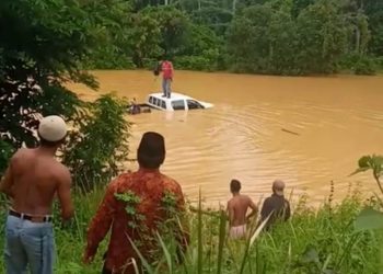 Ingin Menyeberang Saat Banjir, Mobil Hilux Beserta Penumpang Hanyut Dibawa Air