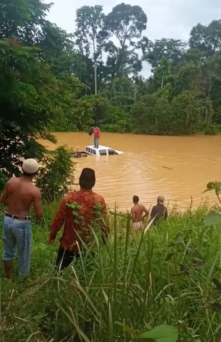 Ingin Menyeberang Saat Banjir, Mobil Hilux Beserta Penumpang Hanyut Dibawa Air