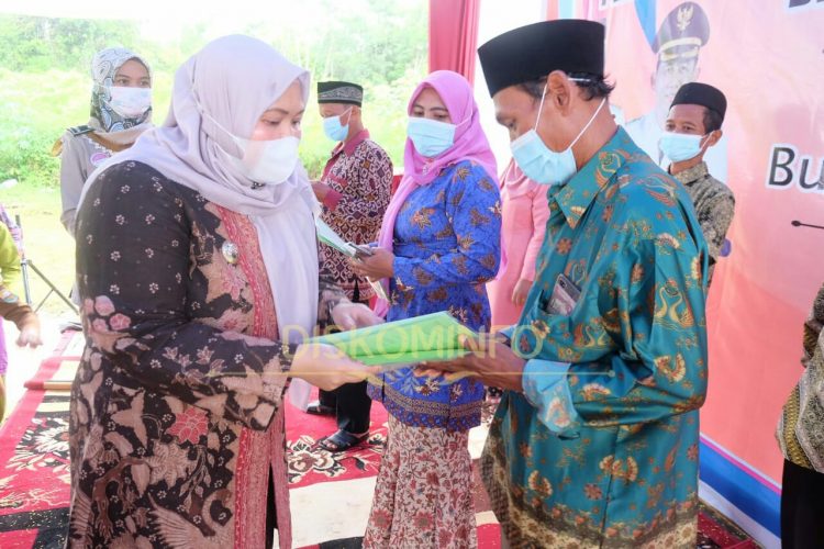 Tingkatkan Ekonomi Masyarakat, Bupati Muarojambi Serahkan Simbolis Sertifikat Tanah
