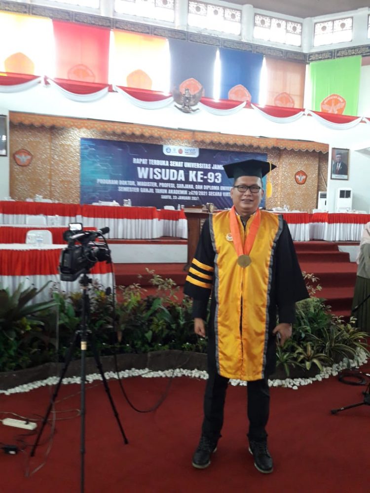 Mantan Presiden Mahasiswa Unja, Noviardi Ferzi Diwisuda Sebagai Doktor