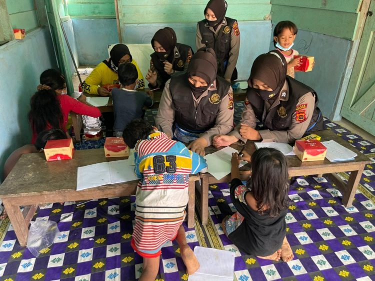 Mitigasi Pandemi, Srikandi Squad 01 Merangin Lakukan Patroli Humanis