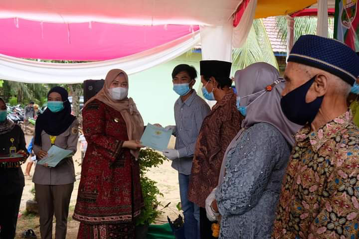 Bupati Muarojambi Serahkan Sertifikat Bagi Warga Kecamatan Taman Rajo