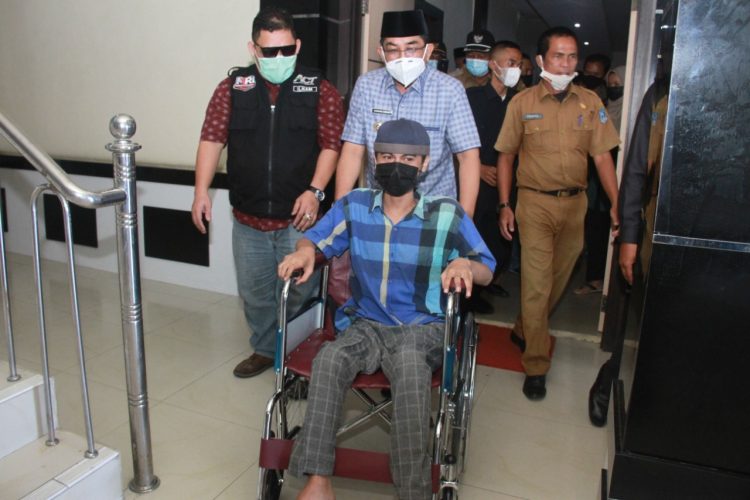 Peduli Penyandang Disabilitas, Anwar Sadat Berikan Bantuan Kursi Roda