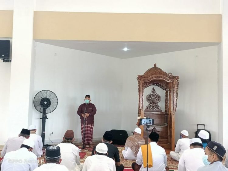 Bupati Tanjabbar Salat Jum’at Perdana di Masjid Syekh Usman Tungkal
