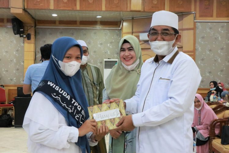 Bupati Tanjabbar Hadiri Wisuda 140 Santri TPQ Bil Qolam Al- Misbahul Munir