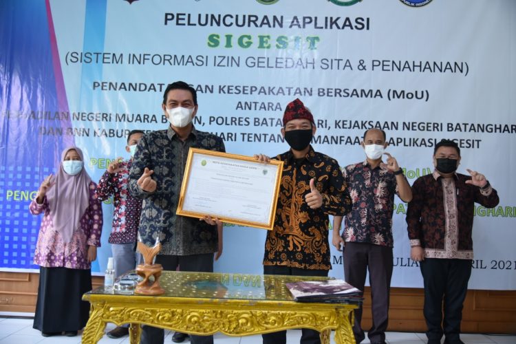 Bupati MFA Teken MoU Aplikasi SIGESIT di PN Muara Bulian