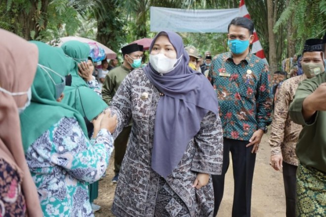 Masnah Busro Hadiri Sedekah Payo di Kecamatan Jaluko