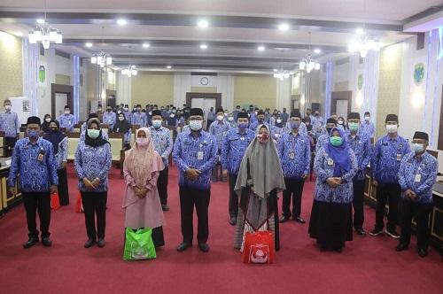 Pemprov Jambi Serahkan Bingkisan Idul Fitri dan Santunan Uang Duka Anggota Korpri