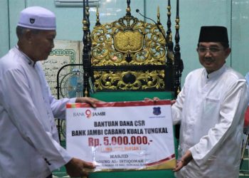 Bupati Tanjabbar Salat Taraweh di Masjid Agung Al Istiqomah Kualatungkal