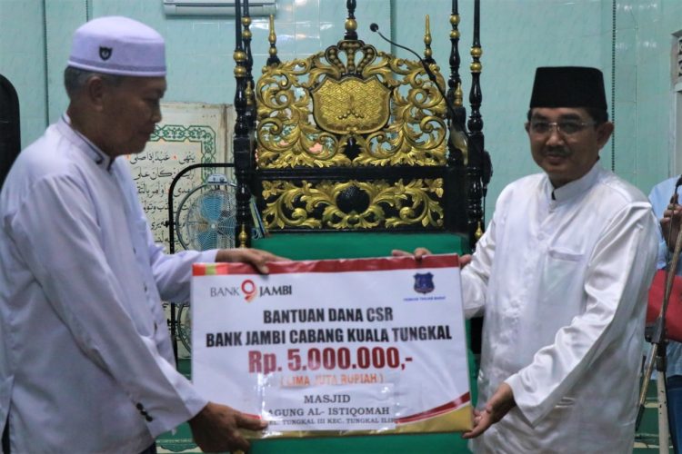 Bupati Tanjabbar Salat Taraweh di Masjid Agung Al Istiqomah Kualatungkal