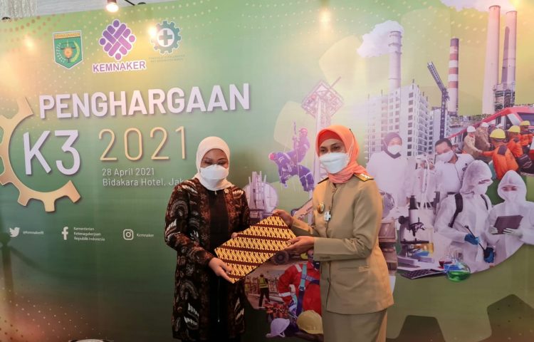 Gubernur Jambi Terima Penghargaan K3