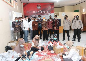 Dukung Kesuksesan PSU Pilgub Jambi, Gubernur Tinjau Logistik KPU 
