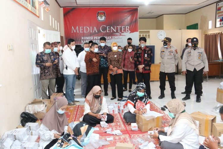 Dukung Kesuksesan PSU Pilgub Jambi, Gubernur Tinjau Logistik KPU 