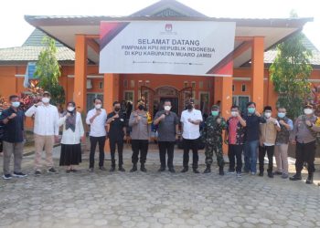 Wakil Bupati Muaro Jambi Lepas Logistik Surat Suara PSU