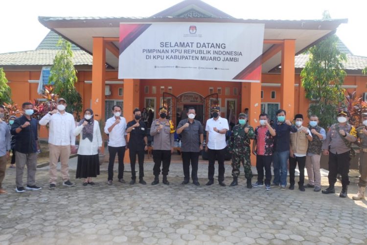 Wakil Bupati Muaro Jambi Lepas Logistik Surat Suara PSU