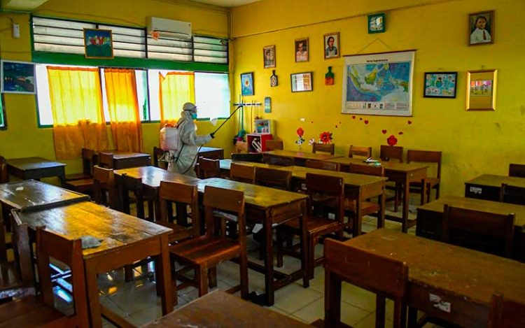 PTM Diundur dan Sekolah Disterilkan dengan Disinfektan