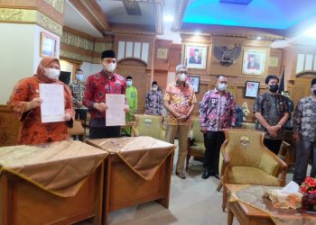Bupati Muaro Jambi Bersama Ketua DPRD Terima Opini WTP