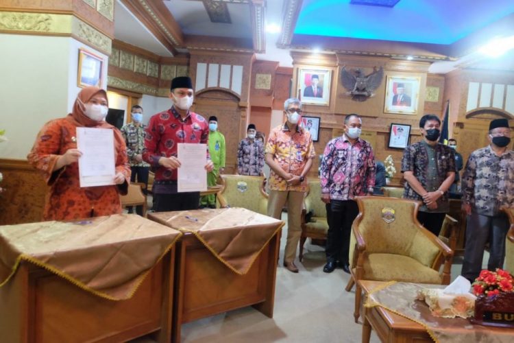 Bupati Muaro Jambi Bersama Ketua DPRD Terima Opini WTP