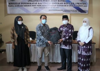 Berharap Batik Tanjabbar Jadi Produk Unggulan Daerah, Anwar Sadat Buka Pelatihan Membatik