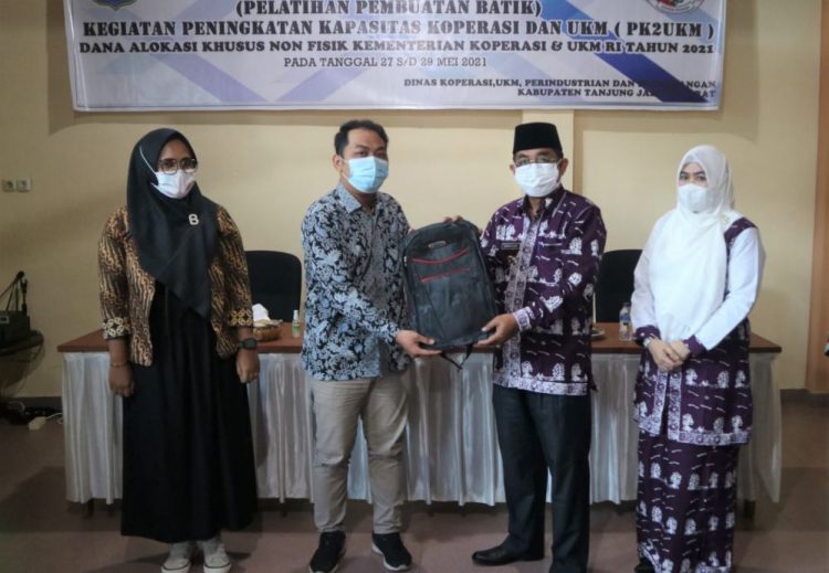 Berharap Batik Tanjabbar Jadi Produk Unggulan Daerah, Anwar Sadat Buka Pelatihan Membatik