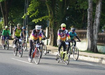 Sambil Gowes, Walikota Jambi dan Danrem 042/Gapu Bagikan Sembako