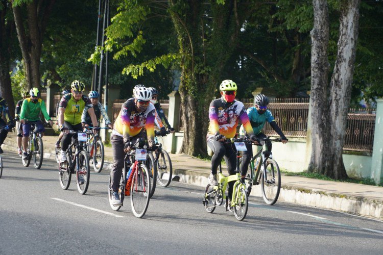 Sambil Gowes, Walikota Jambi dan Danrem 042/Gapu Bagikan Sembako