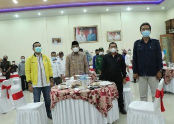 Bupati Tanjabbar Serahkan Dana Bantuan Parpol