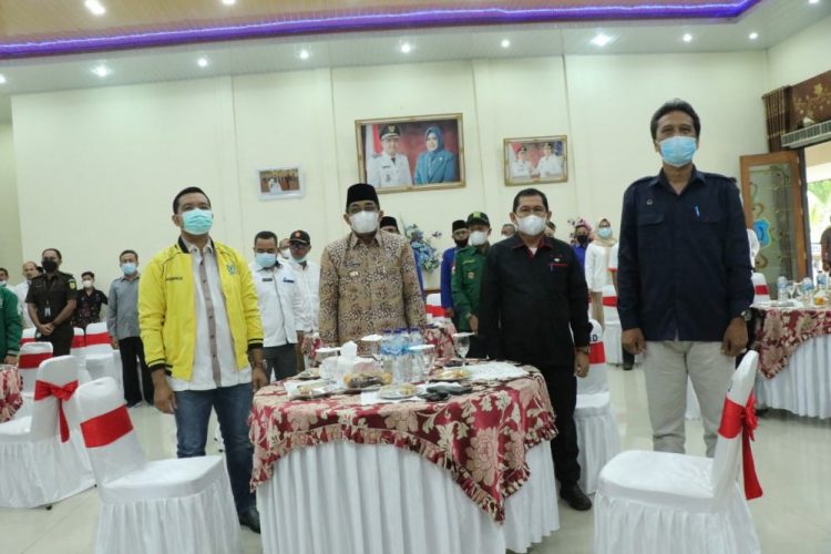 Bupati Tanjabbar Serahkan Dana Bantuan Parpol