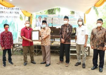 Serahkan Sertifikat RSPO, Bupati Tanjabbar Tinjau Lubuk Larangan