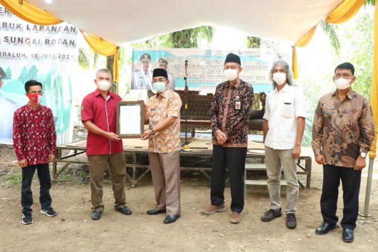 Serahkan Sertifikat RSPO, Bupati Tanjabbar Tinjau Lubuk Larangan