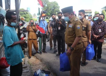 Gubernur Al Haris Salurkan Bantuan Sembako pada Pelaku Ekonomi Jambi