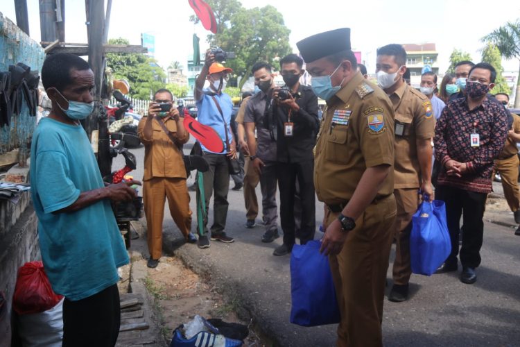 Gubernur Al Haris Salurkan Bantuan Sembako pada Pelaku Ekonomi Jambi