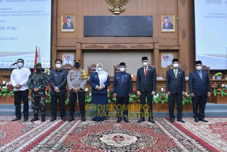 Bupati Masnah Hadiri Pelantikan PAW DPRD Muaro Jambi