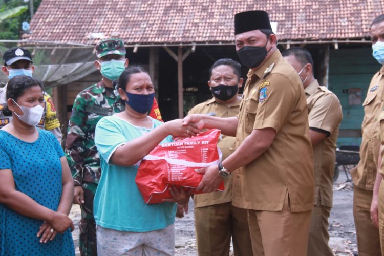 Pemkab Tanjabbar Bantu Korban Kebakaran Tebing Tinggi