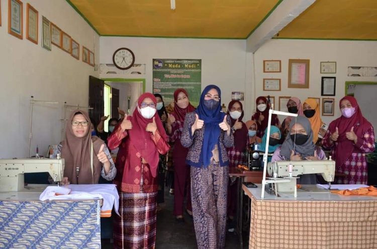 TP-PKK Tebo dan Disperindagnaker Adakan Pelatihan Menjahit