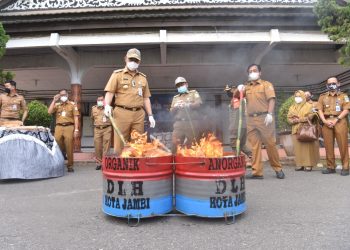 Langkah Antisipasi, Pemkot Jambi Musnahkan 14.120 Keping KTP Afkir