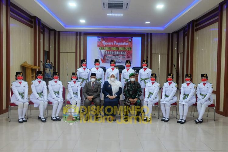Masnah Kukuhkan Paskibraka Muaro Jambi 2021