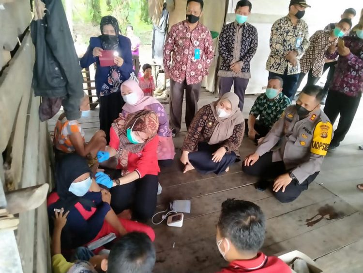 Masnah Dorong Suku Anak Dalam (SAD) untuk Vaksinasi