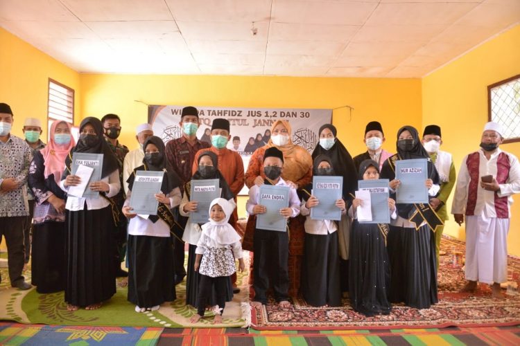 Bupati Muaro Jambi Hadiri Wisuda Tahfis Qur’an Baitul Jannah Desa Sakean