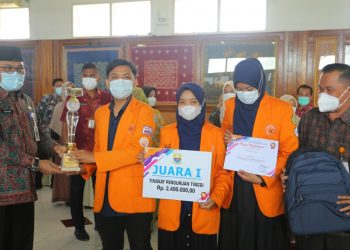 Sudirman Serahkan Hadiah Karya Tulis Ilmiah Tingkat SLTA dan Perguruan Tinggi