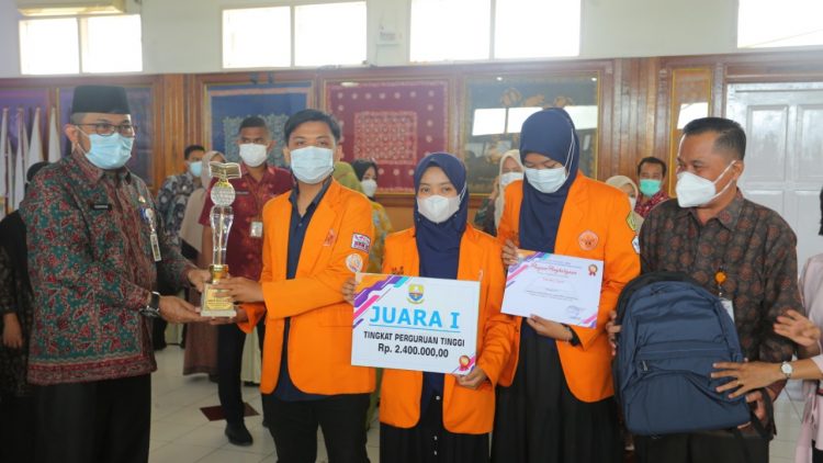 Sudirman Serahkan Hadiah Karya Tulis Ilmiah Tingkat SLTA dan Perguruan Tinggi
