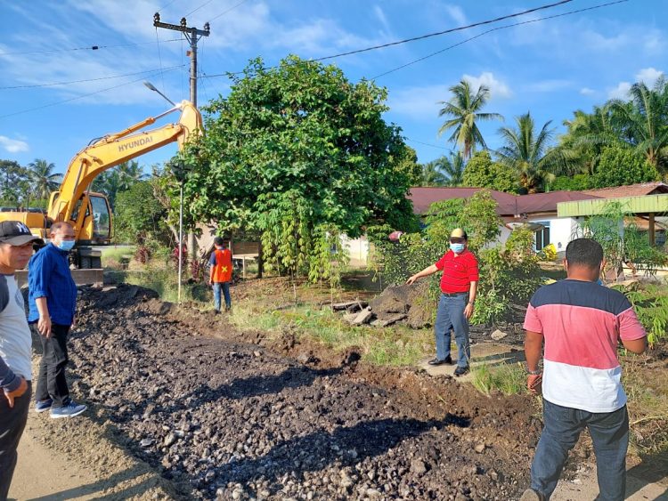 Al Haris Tinjau Perbaikan Jalan Pulau Rengas-Muarasiau